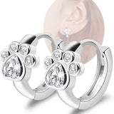 Kis karika fülbevalók mancsnyom motívummal – Állatos Huggie fülbevalók nőknek