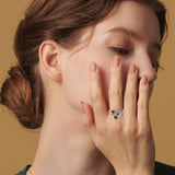 Állítható gyűrű fekete mancsnyomokkal és piros drágakővel