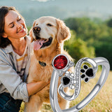 Állítható gyűrű fekete mancsnyomokkal és piros drágakővel