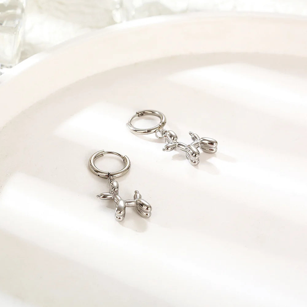 Mini Balloon Dog fülbevalók – Arany karikák játékos kutyus medállal